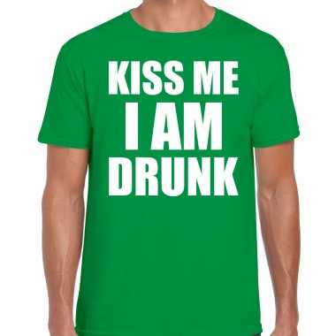 Fun t shirt kiss me i am drunk groen heren